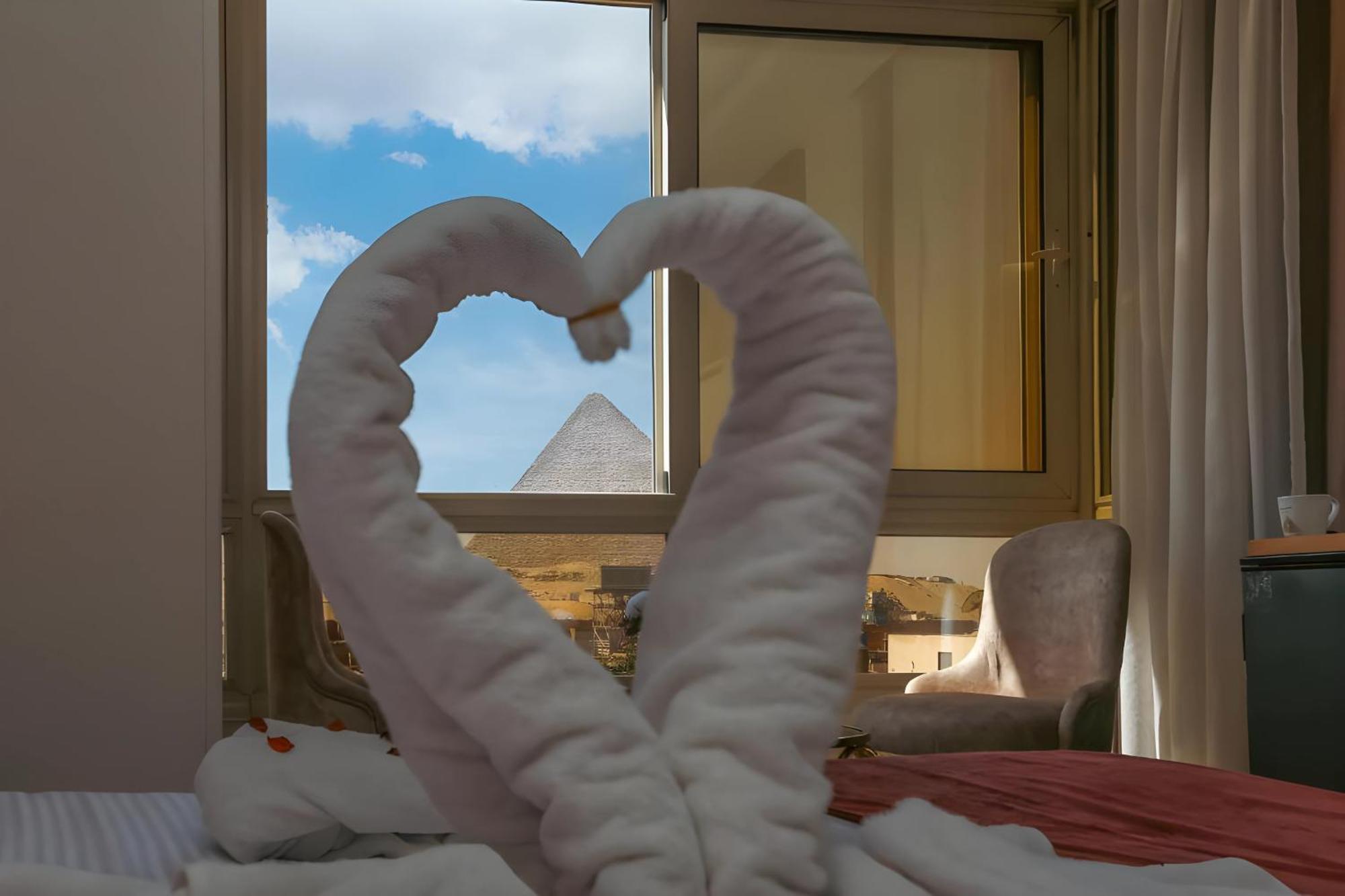 Hotel Desert Crown Of The Middle East Pyramids View