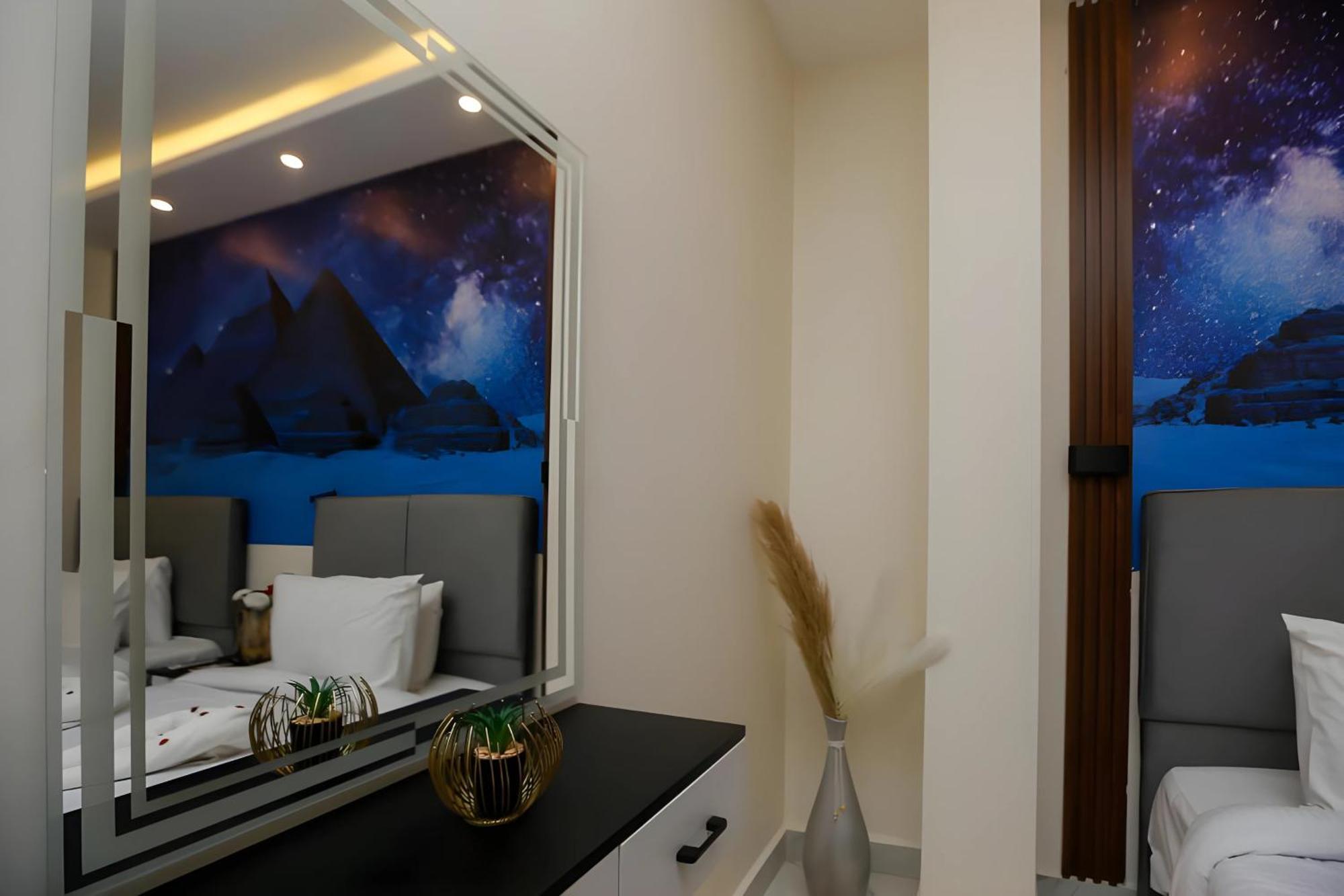 Hotel Desert Crown Of The Middle East Pyramids View